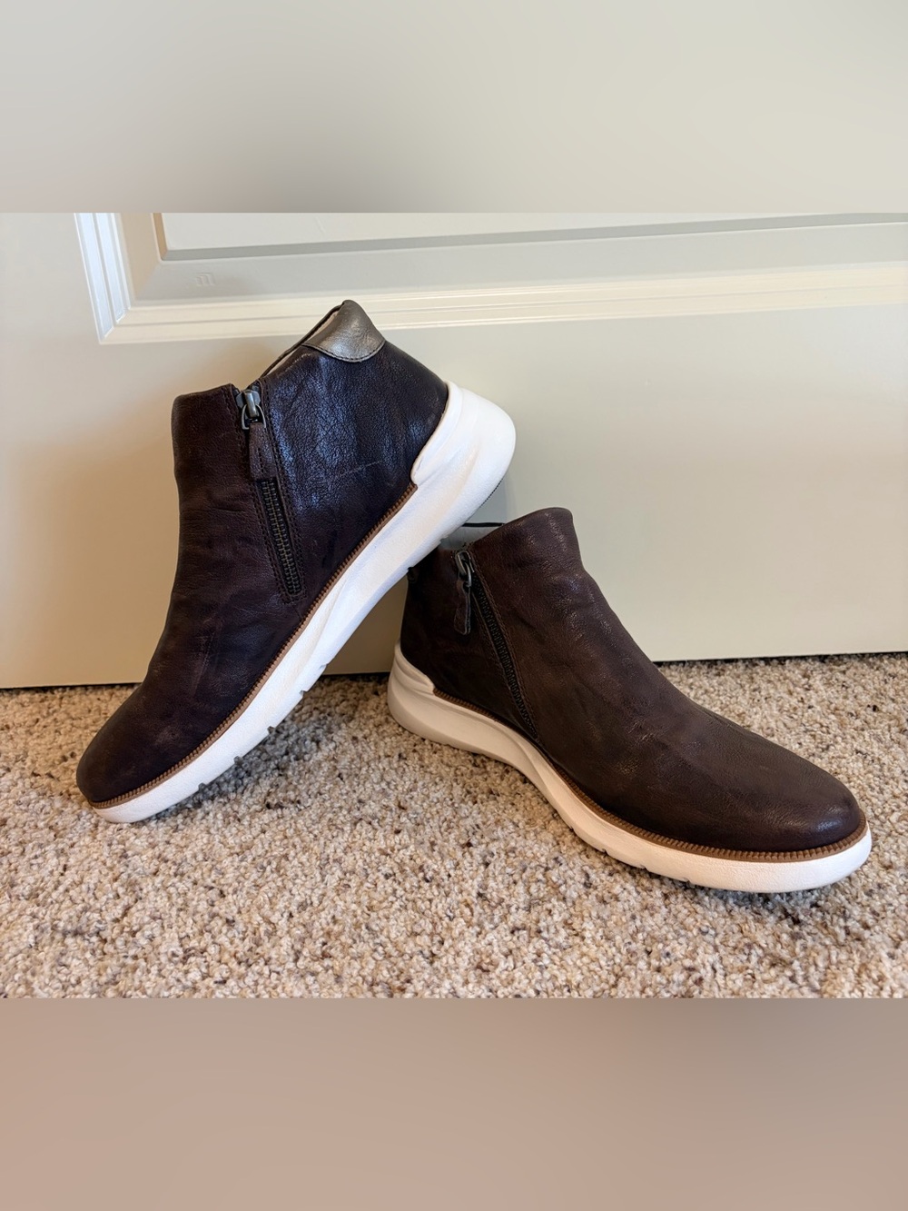 Women's JOHNSTON & MURPHY Emery Zip Bootie in Brown, Size 10M - Picture 2 of 8